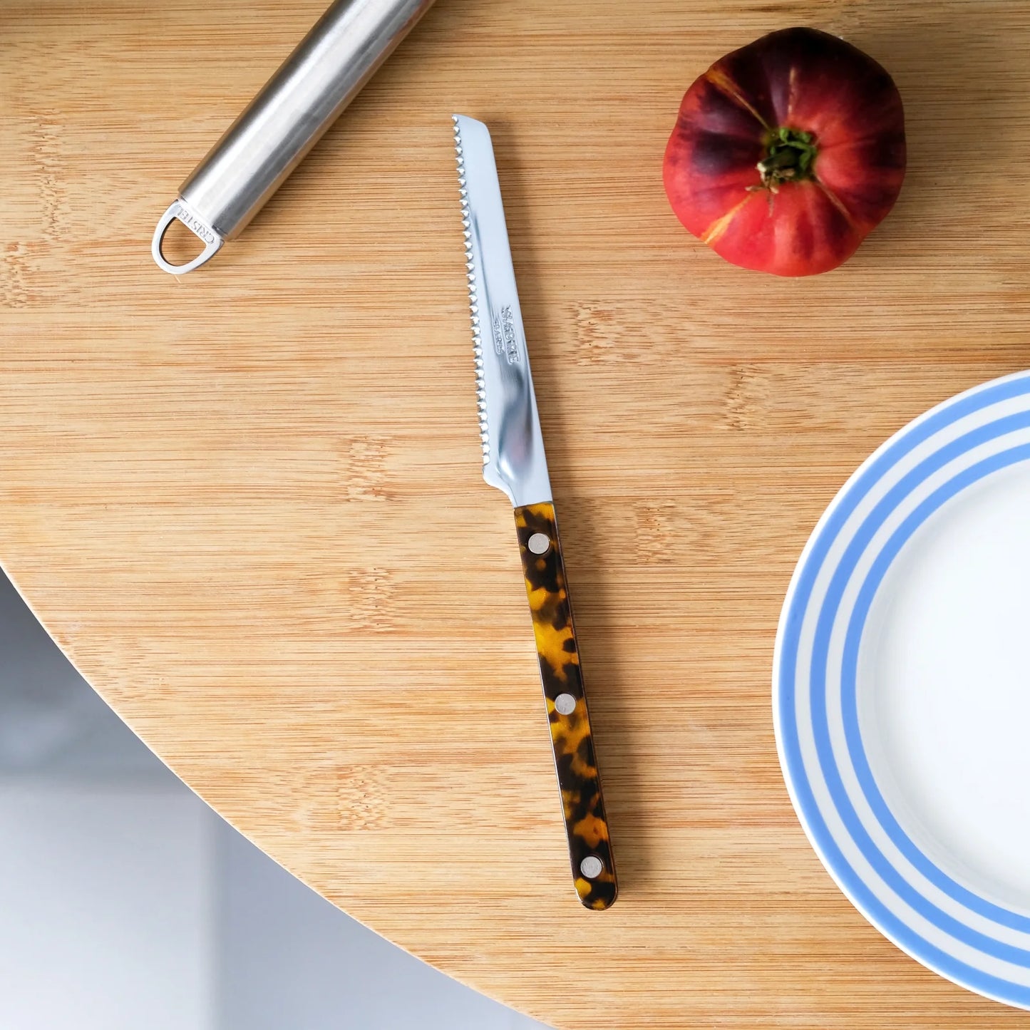 Bistrot tomato knife with a faux tortoise handle by Sabre Paris