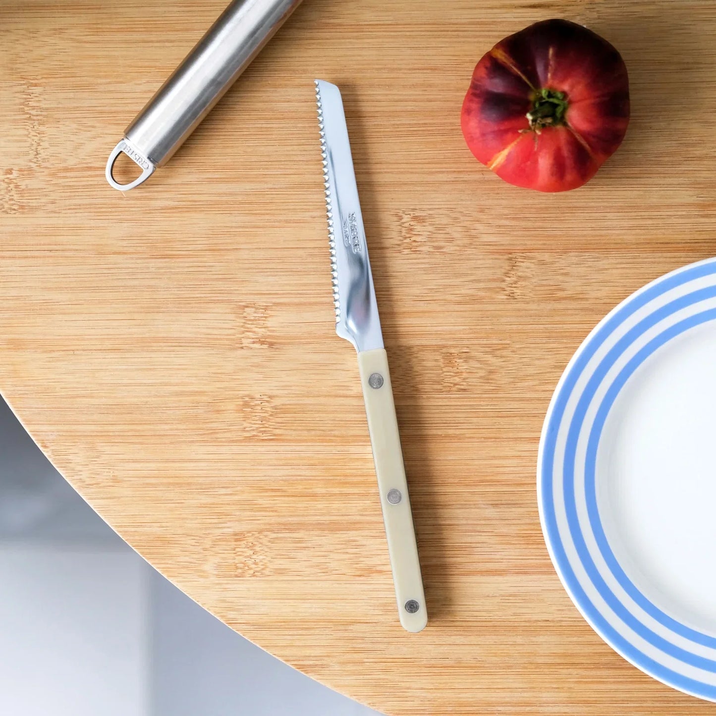 Bistrot tomato knife in light khaki by Sabre Paris, detail of blade and handle