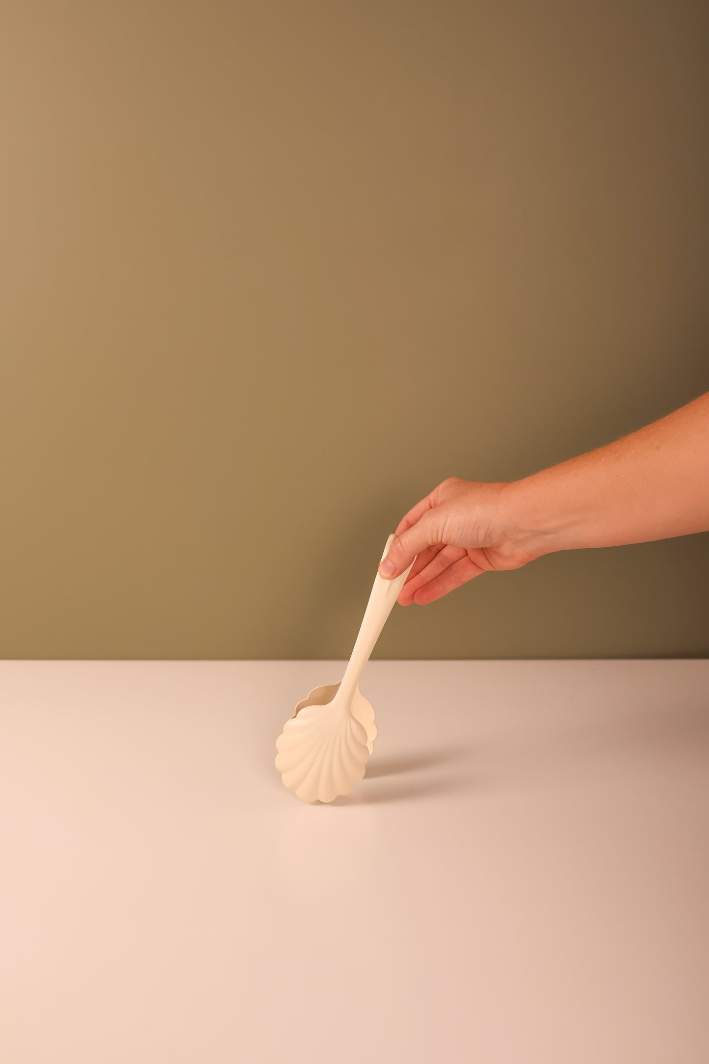 Scallop Shell Serving Tongs - Cream