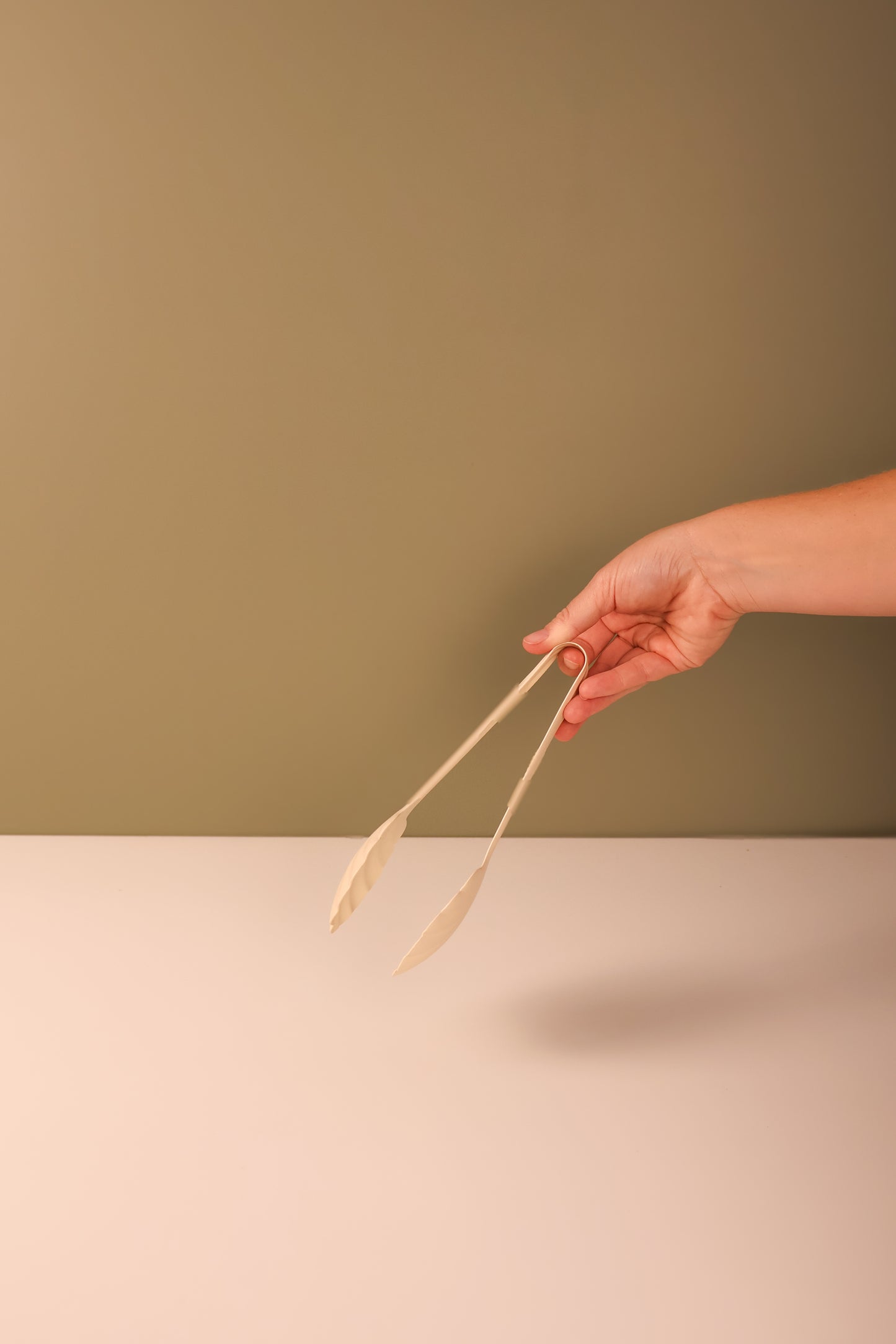 Scallop Shell Serving Tongs - Cream